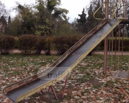 Деца чупят ръце и крака на опасни площадки в Хисаря СНИМКИ