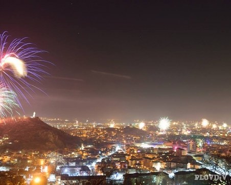 Хиляди пловдивчани посрещнаха Нова година на центъра ВИДЕО