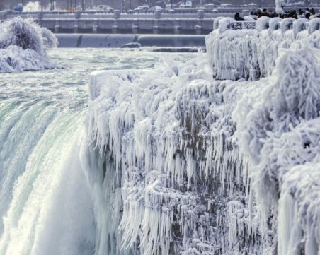 Ниагарският водопад замръзна ВИДЕО и СНИМКИ