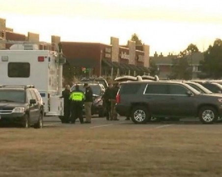 Открита масирана стрелба в САЩ: Убит е полицай, петима са ранени ВИДЕО