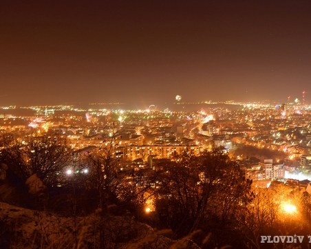 Пловдив се тресе! Започнаха луди гърмежи часове преди Нова година СНИМКИ