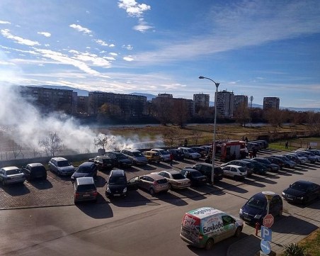 Пожар избухна в коритото на река Марица, огнеборци потушават пламъците СНИМКИ