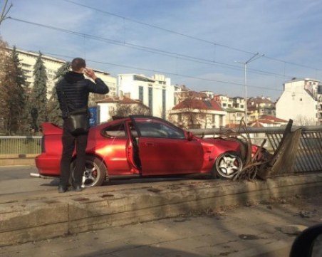 Шофьор се заби в парапет, пожарникари рязаха колата му СНИМКА