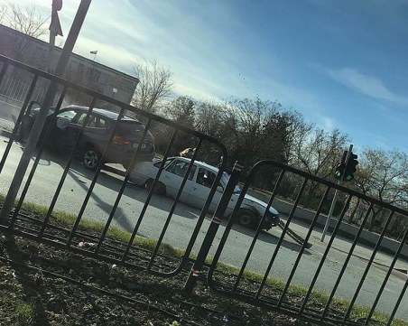 Зрелищна катастрофа до езиковите гимназии в Пловдив, джип се качи върху кола СНИМКА