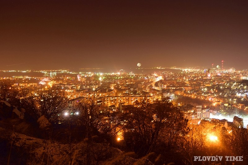 Пловдив се тресе! Започнаха луди гърмежи часове преди Нова година СНИМКИ