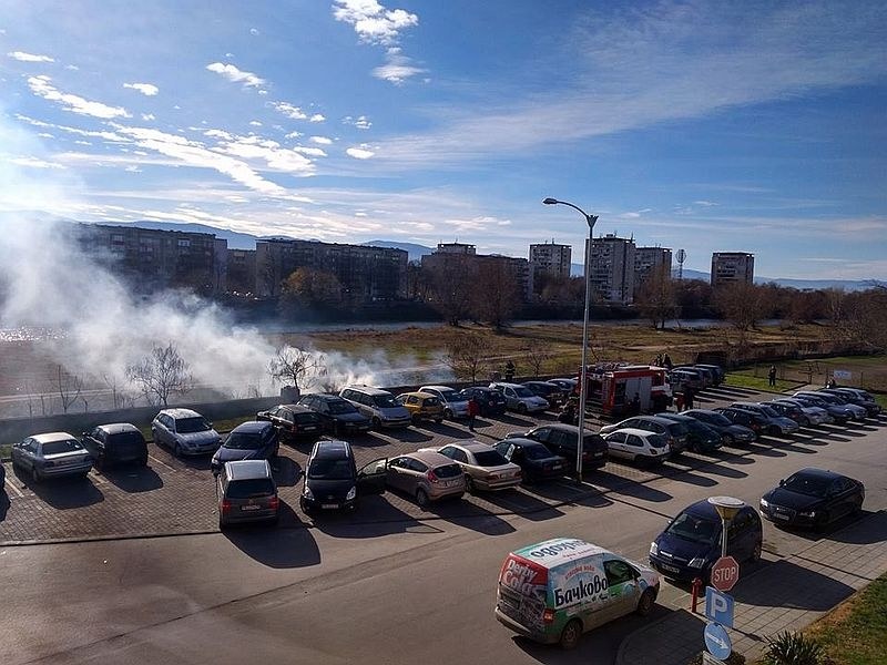 Пожар избухна в коритото на река Марица, огнеборци потушават пламъците СНИМКИ