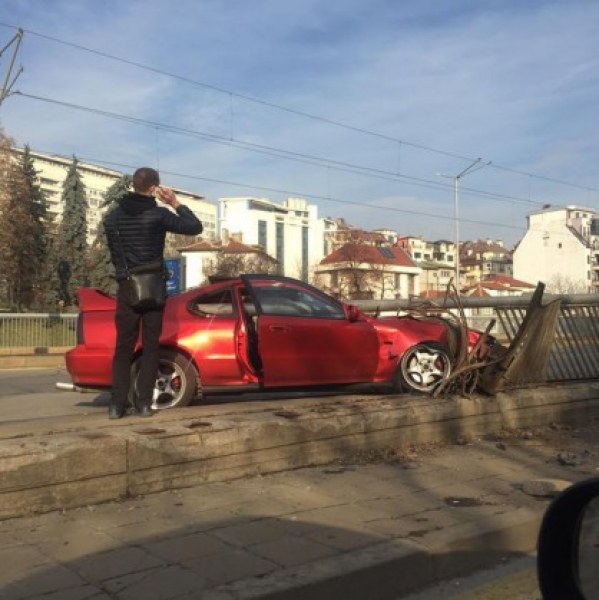 Шофьор се заби в парапет, пожарникари рязаха колата му СНИМКА