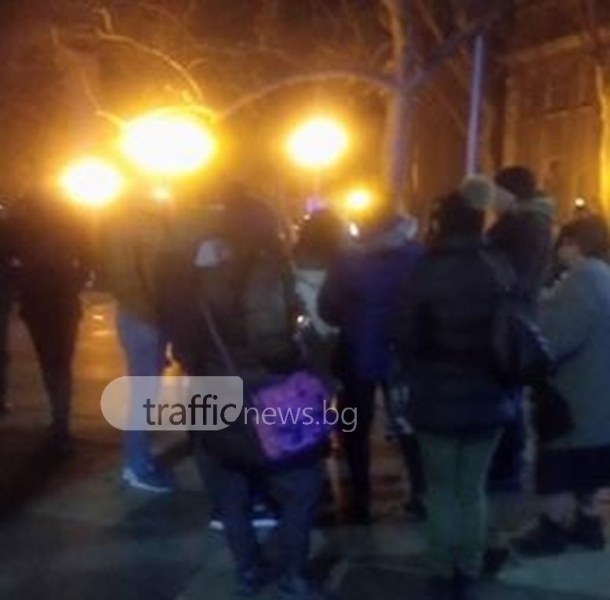 Десетки зъзнещи продавачи на мартеници висят в момента на площада в Пловдив СНИМКИ