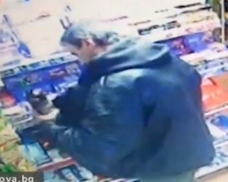 Хитър крадец обира магазини, слага задигнатото в специално пригоден джоб на якето си ВИДЕО