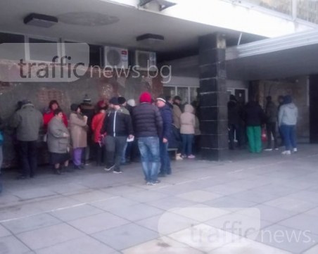 Истерията в центъра на Пловдив продължава! Жена припадна след цяла нощ чакане СНИМКИ