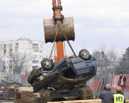 Кола падна в огромен изкоп, две жени са в болница СНИМКИ и ВИДЕО