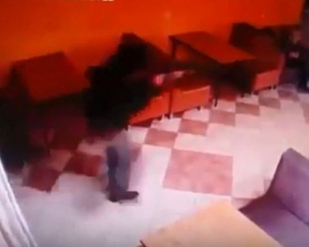 Маскирани мъже нахлуха в кафе и убиха трима души ВИДЕО