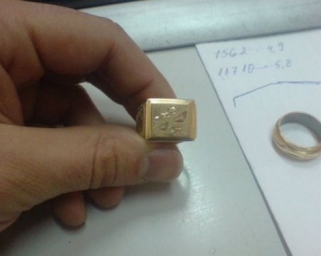 Млад пловдивчанин попадна в лапите на измамници, даде им левове в замяна на “златни“ пръстени