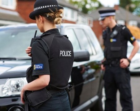 Младежи пребиха жестоко полицайка, паднала на земята ВИДЕО