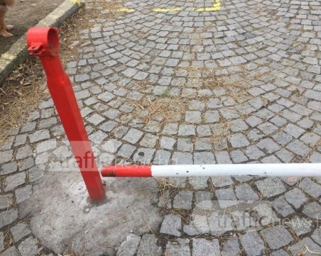 На Младежкия хълм: Има катинар - няма камъни, няма катинар - има камъни... Докога? СНИМКИ