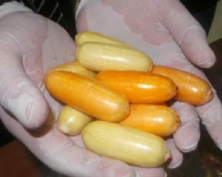 Над 1 кило кокаин намериха в корема на мъж на летището в Атина