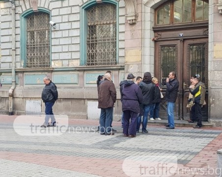 Пловдивчани се наредиха пред БНБ - дават им картонче вместо позлатена 10-олевка СНИМКИ+ВИДЕО