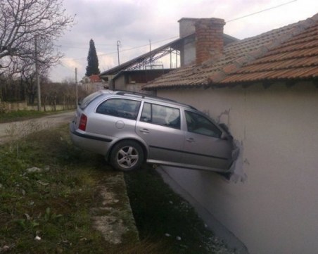 Вместо да празнува – мъж нахлу с колата си в къщата на тъщата, след това подпали дома си