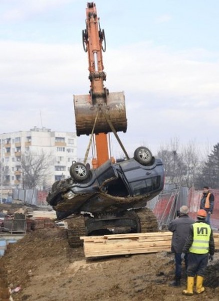 Кола падна в огромен изкоп, две жени са в болница СНИМКИ и ВИДЕО