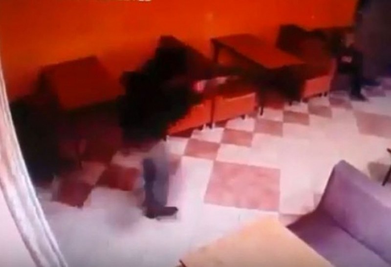 Маскирани мъже нахлуха в кафе и убиха трима души ВИДЕО