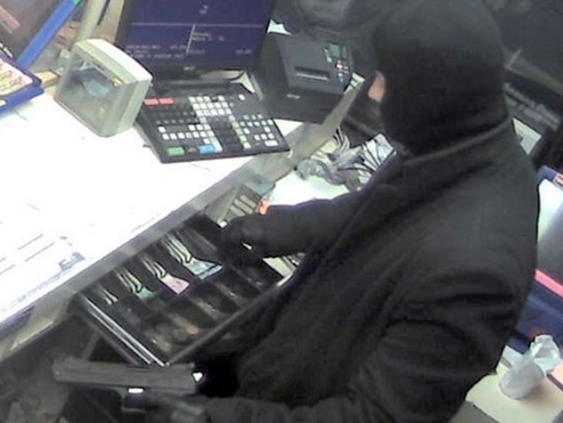 Мъже с маски обраха бензиностанция, задигнаха винетки, лотарийни билети и пари