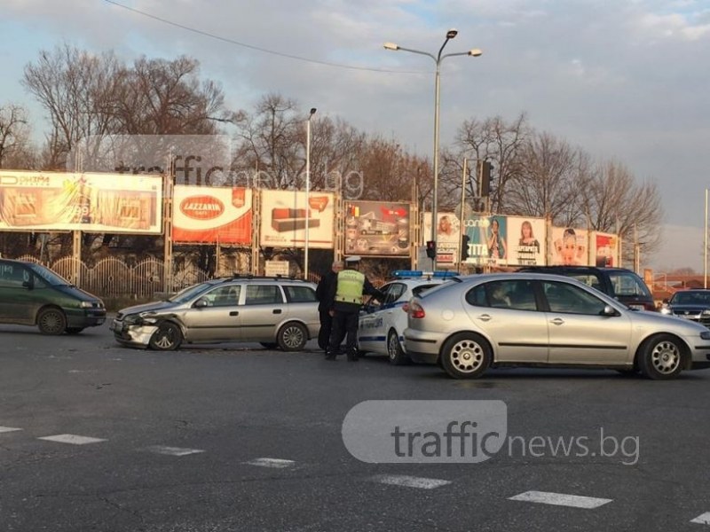 Три коли се изтряскаха в кръстовището на Адата, движението е парализирано СНИМКИ