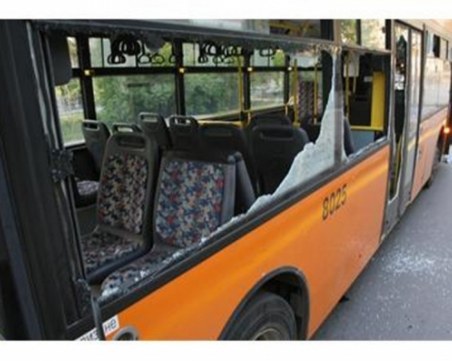 Агресия на пътя: Мъж разби стъкло на пътнически автобус след засичане на Карловско шосе