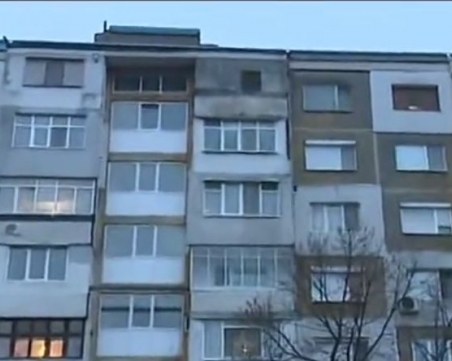 Баш майсторът: Цял блок остана без покрив след саниране
