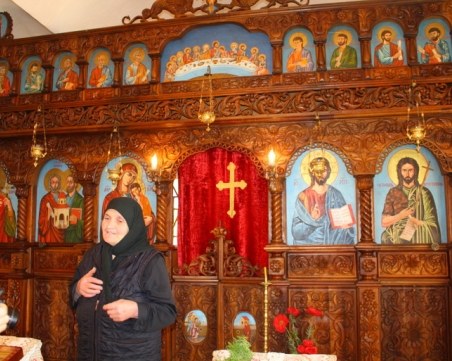 Чудо: миро потече от иконите в Златарския манастир