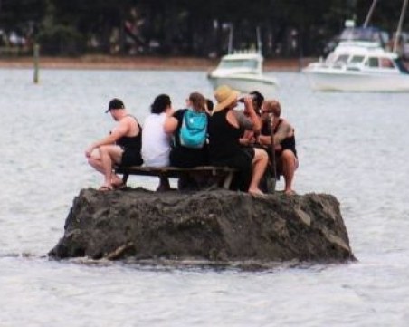 Да си построиш остров, за да се напиеш на Нова година?