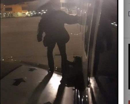 Пътник бързак не издържа и... слезе през аварийния изход на самолет ВИДЕО