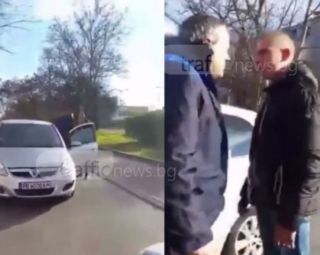 Скандал на пътя! Джигит тръгна срещу пловдивчанин, минувач го защитава ВИДЕО