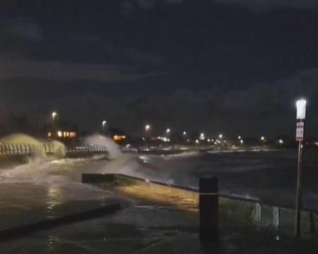 Страховита буря остави 25 000 домакинства без ток във Великобритания