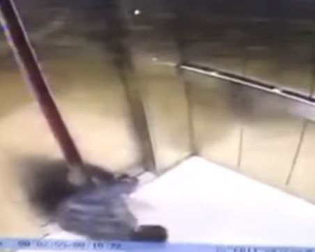 Жена остана саката, след като врата на асансьор затисна крака й ВИДЕО