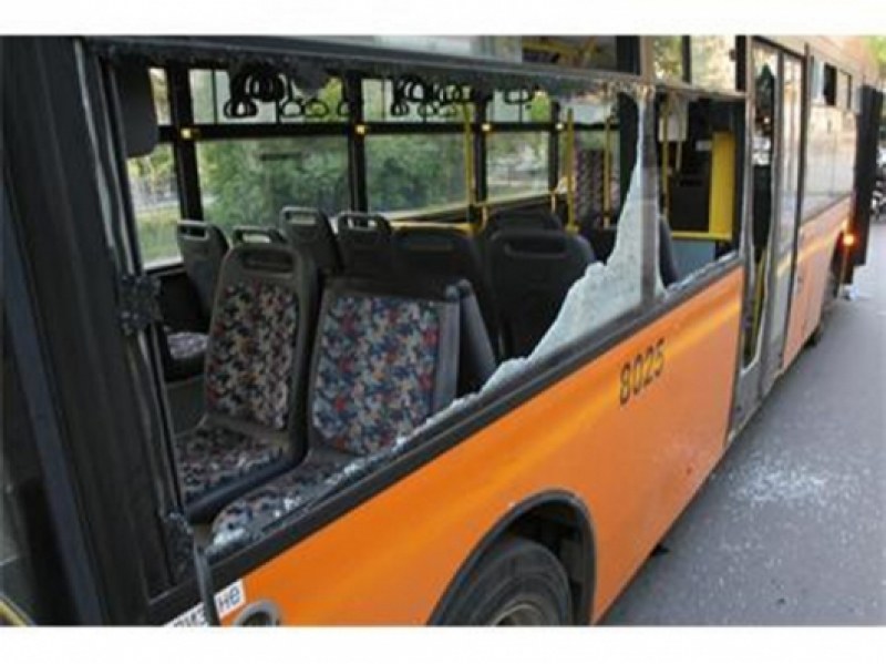 Агресия на пътя: Мъж разби стъкло на пътнически автобус след засичане на Карловско шосе