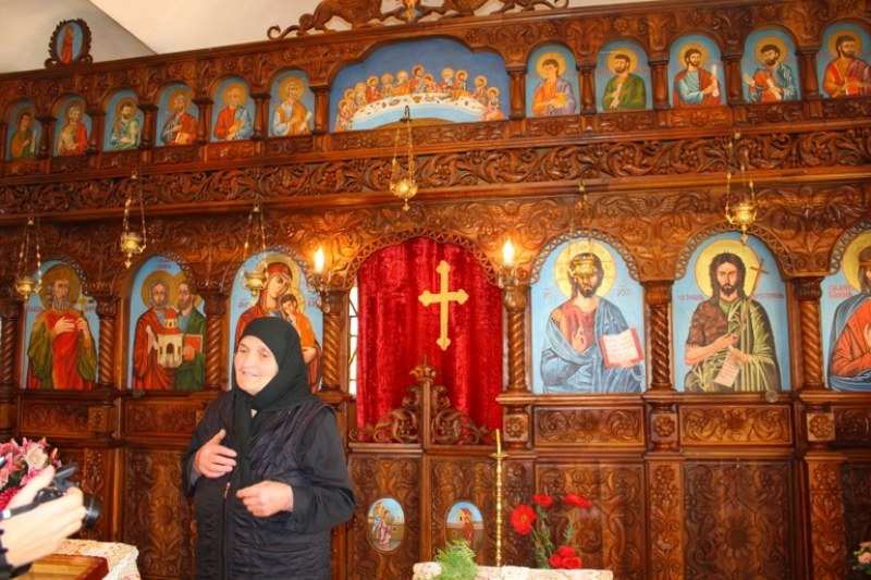 Чудо: миро потече от иконите в Златарския манастир