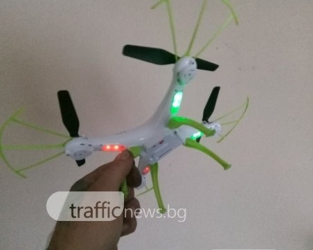 Дрон кацна в двор в Пловдив! Кой е собственикът му? СНИМКИ