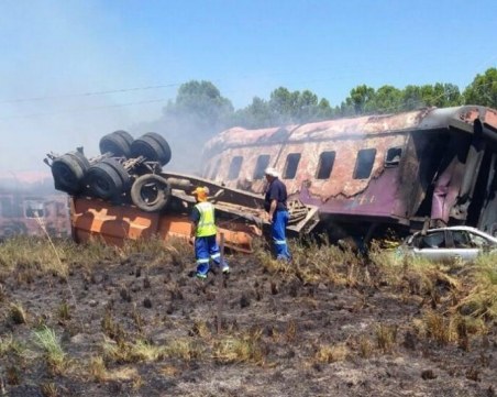 Десетки хора са ранени при катастрофа на пътнически влак