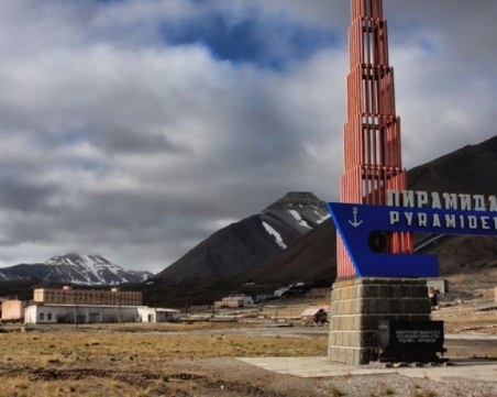 Градът Пирамида, който от оазис заприлича на призрачно място СНИМКИ