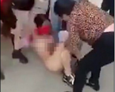 Излъгана съпруга смаза с токчетата си корема на бременната му любовница ВИДЕО