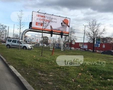 Нови висоти в безумното паркиране - на зелена площ и на чисто нов тротоар СНИМКИ