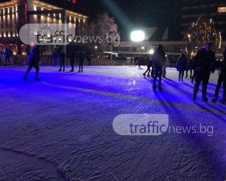Пиян индиец си свали гащите на ледената пързалка в Пловдив, друг удари полицай