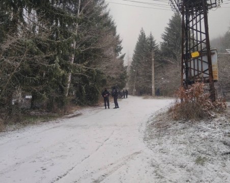 Полиция обгради вилната зона край Нови Искър! Търсят мъж около Луково