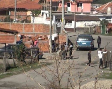 Роми нападнаха горски служители с брадви, мачете и моторни триони