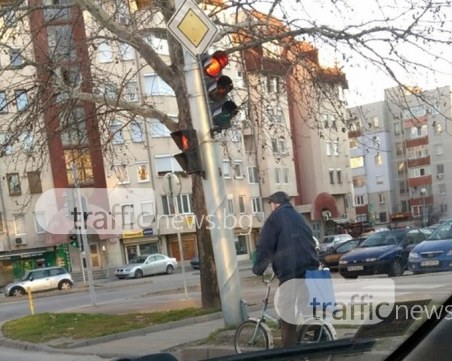 Велосипедист на платното! Какво като велоалеята е на сантиметри? СНИМКА