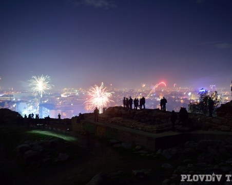 Жадните за зрелища пловдивчани се изкачиха на тепетата заради зарята! СНИМКИ