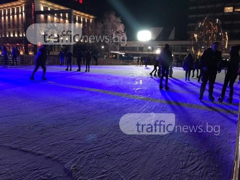 Пиян индиец си свали гащите на ледената пързалка в Пловдив, друг удари полицай