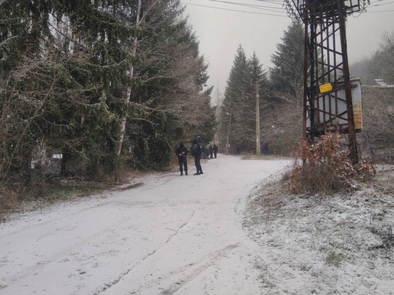Полиция обгради вилната зона край Нови Искър! Търсят мъж около Луково
