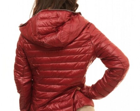 Измамничка с червено яке и ботуши завлича пловдивчани на поразия