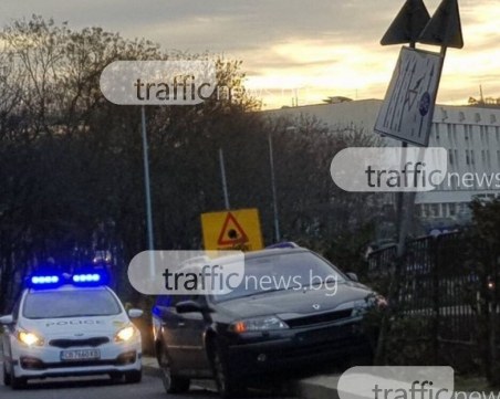 Кола се качи на мантинелата до църквата “Света Петка“ и се “паркира“ в табелите СНИМКИ